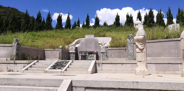 福建乡村茶山发现古墓墓主是清朝名臣李光地曾深受康熙帝信任