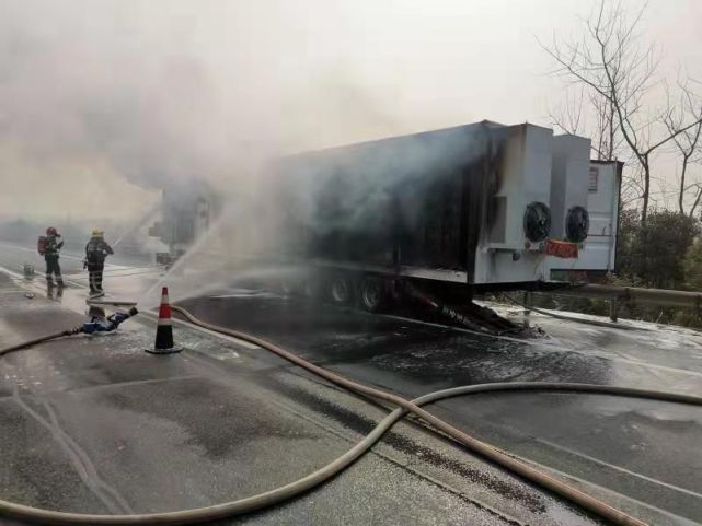 突发货车满载锂电池高速上起火现场鸣爆声不断