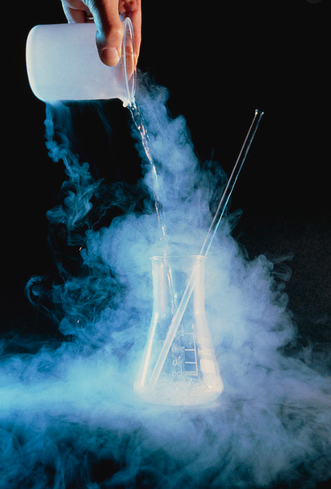 女孩喝液氮鸡尾酒,4分钟后胃没了