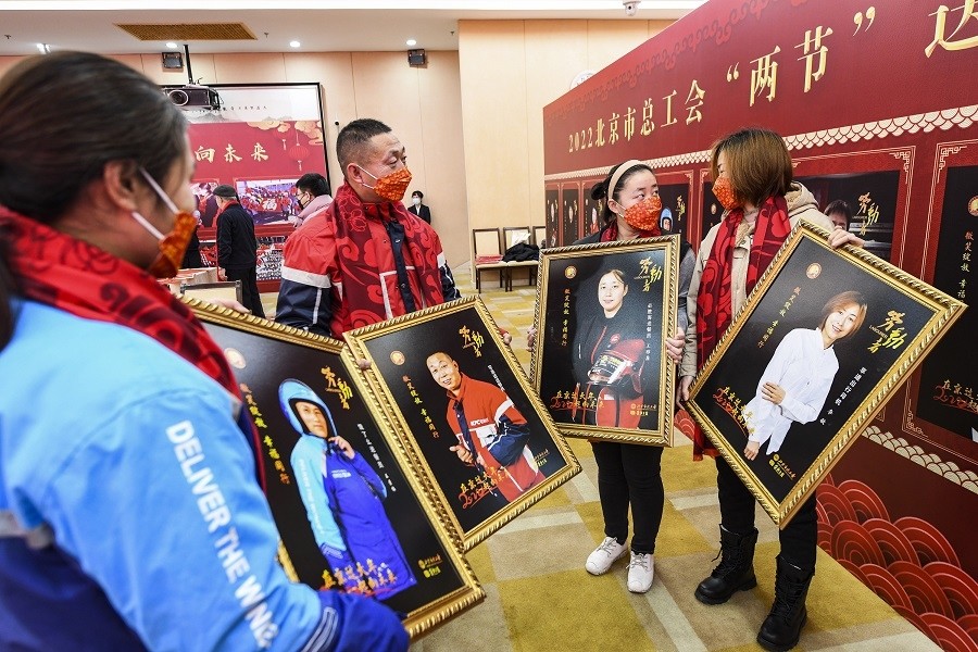 首都一线劳动者获赠“微笑照”“福包”北京巧达数据