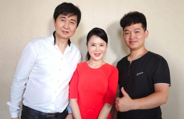 付笛生曾经也是一位很有才华的歌手,11岁就考入了中央乐团学员班,在