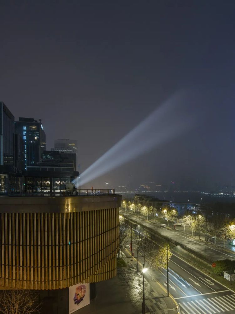 外滩惊现蝙蝠侠信号灯就在这里