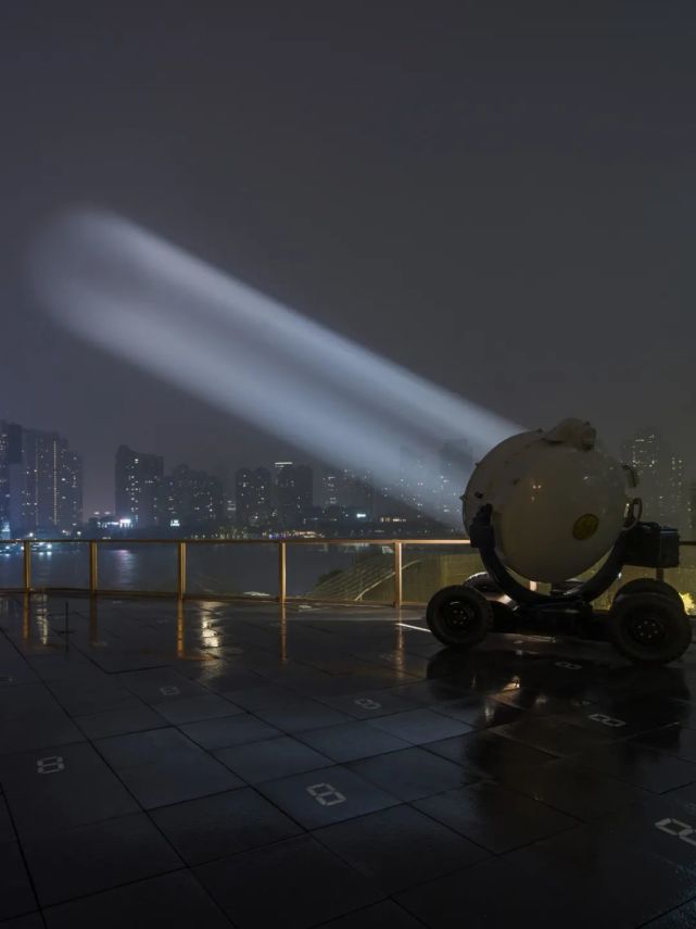 外滩"惊现"蝙蝠侠信号灯,就在这里