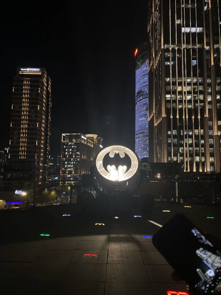 外滩惊现蝙蝠侠信号灯就在这里