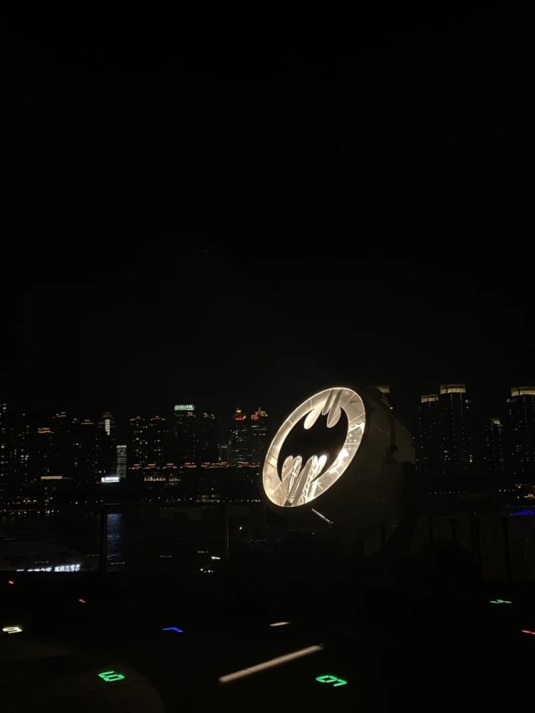 外滩惊现蝙蝠侠信号灯就在这里