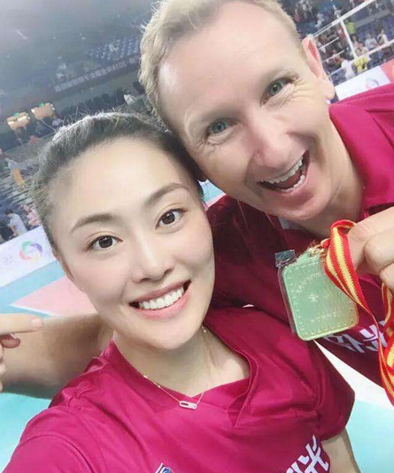 女排国手马蕴雯定居美国和家人出门不戴口罩混血女儿好可爱