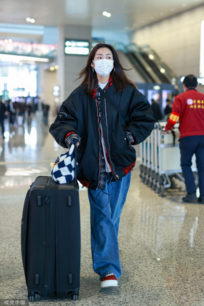 刘雯街拍拼接风飞行夹克廓形牛仔裤
