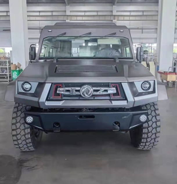 我们现在看到这辆全新2021款东风猛士民用版是浙江一位小伙花了90万元