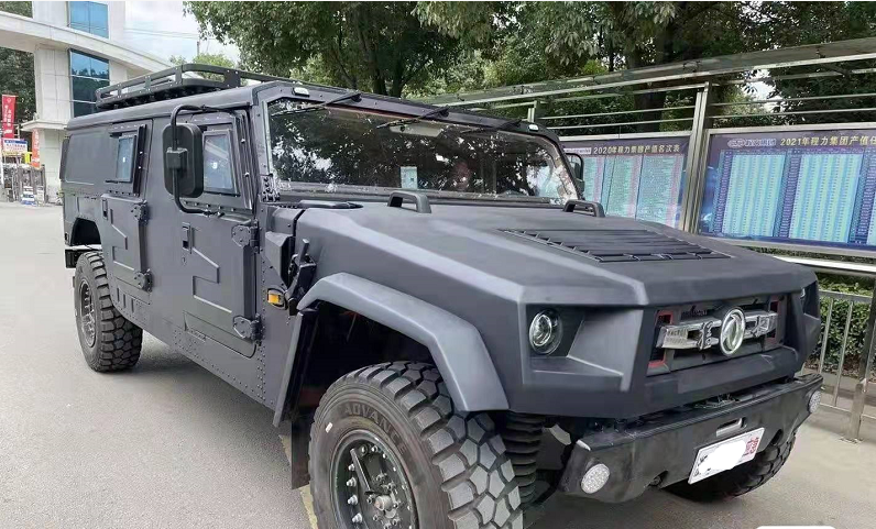 东风猛士民用版的设计和军用版完全不同,军用版的设计更加实用,内置超