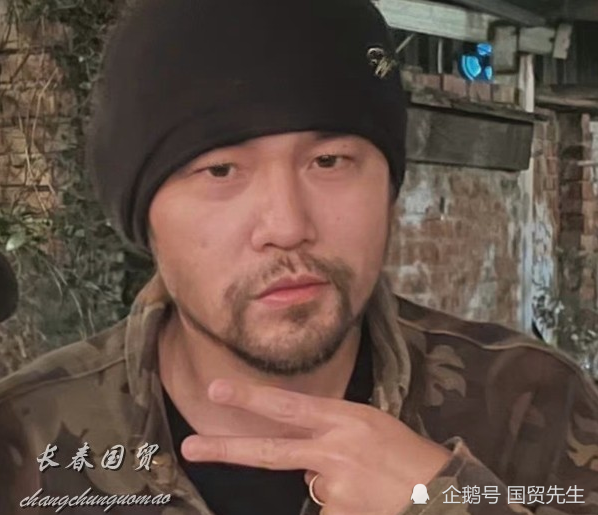 43岁周杰伦近照曝光,满脸浓密络腮胡显沧桑