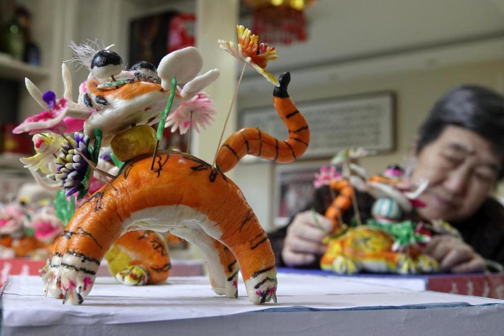 山西新绛八旬老人用生肖虎面塑助力冬奥