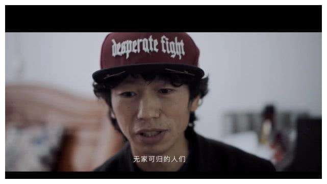 庞麦郎采访路人给我的滑板鞋打出高分网友碾压华晨宇