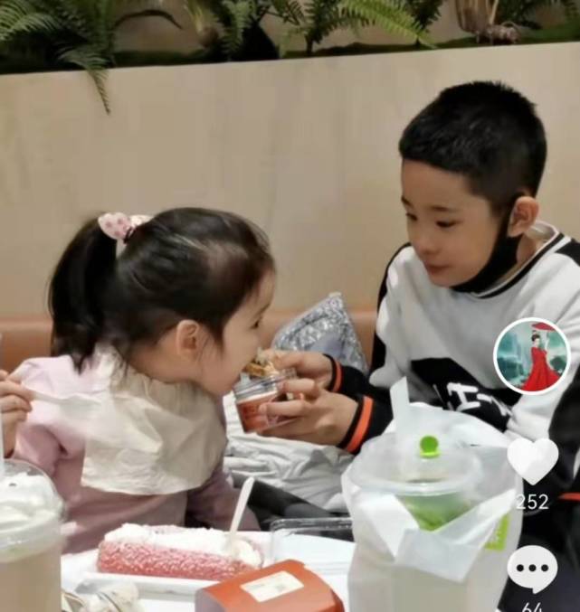 杜锋儿女罕见同框互喂甜品很温馨与母亲在京生活与杜锋见面少