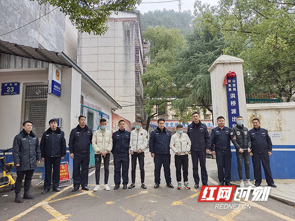 祁东县警方破获系列砸车窗盗窃案 抓获犯罪嫌疑人4名