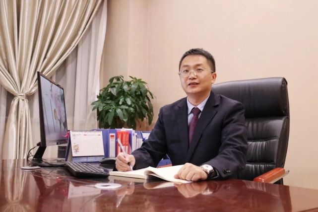 中学语文高级教师,全国"优秀教师",绵阳东辰国际学校初中部原副校长