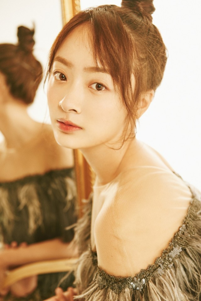 感情上,她曾与张嘉译,林更新传出过绯闻.