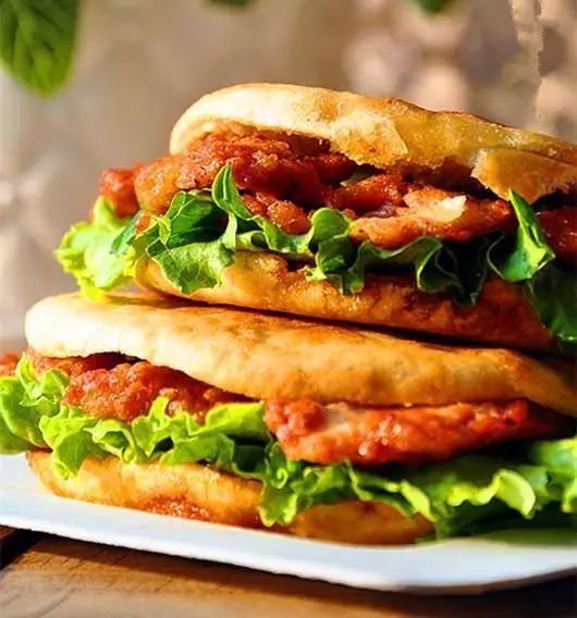 2里脊夹馍色泽红润的里脊肉和金黄焦脆的馍相拥简直不要太好吃~03菜