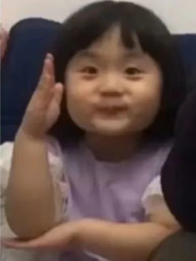 小女孩举手的表情包图片