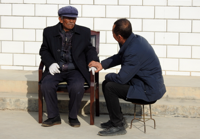 《打花人》我还是景泰县打铁花传承人我叫张泰儒我是景泰县芦阳镇东关