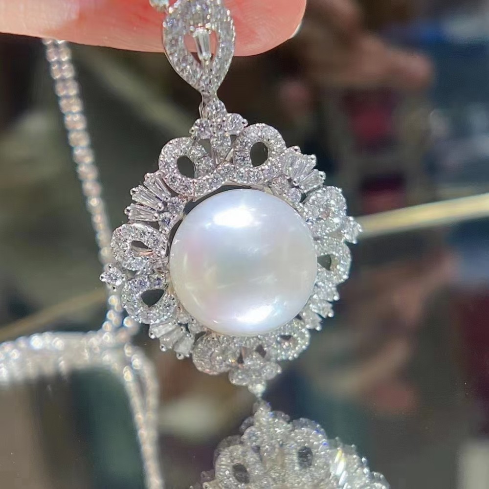 钻石群镶澳白吊坠