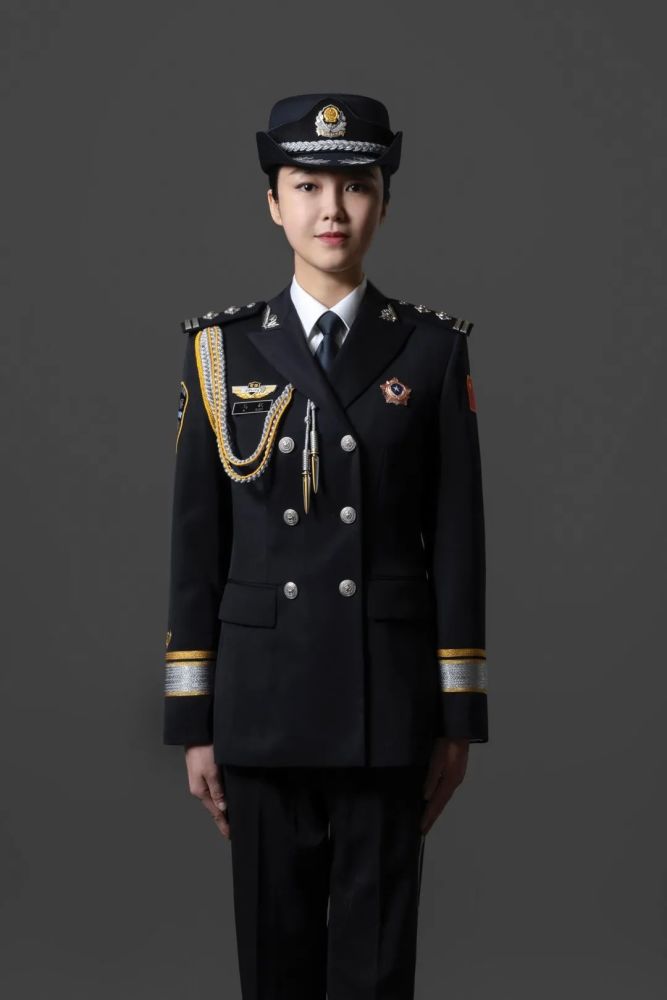 就是要拍出一套堪称模板的形象照// 对警礼服最好的尊重既然这样,今天