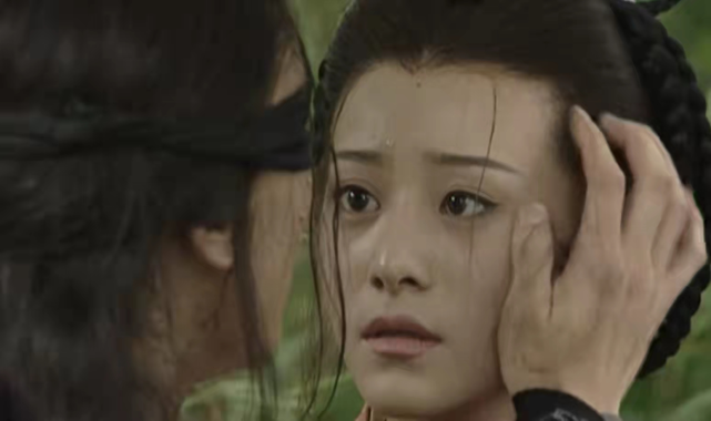 (四)岳不群利用了岳灵珊的"母性"情感岳不群老奸巨猾,他算计了他唯一