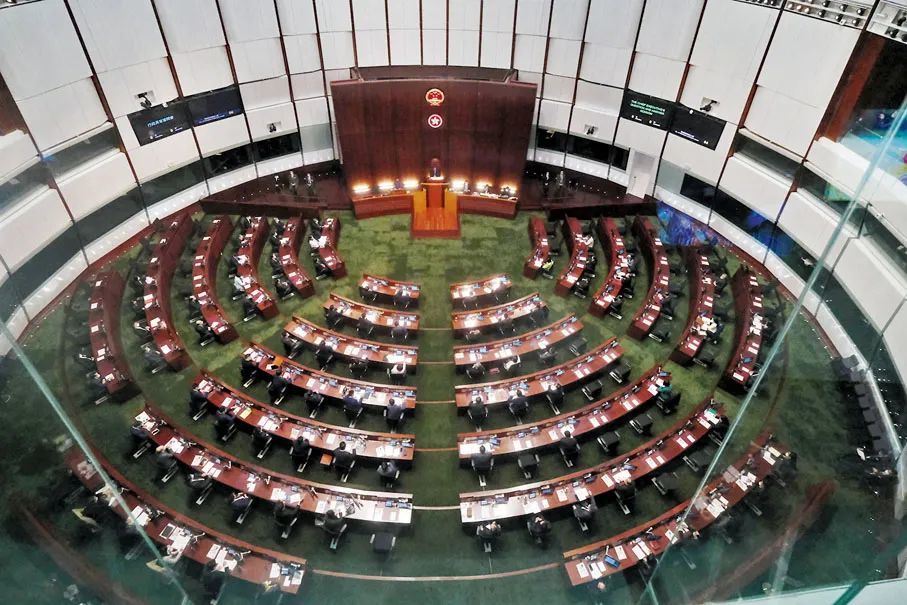 国徽高悬缔造新气象香港须加速度