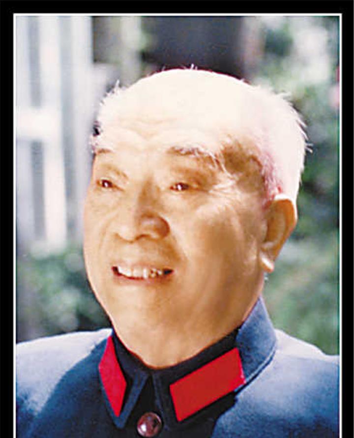 1939年谢文东投降后在日军忠魂碑面前忏悔不该与皇军作对