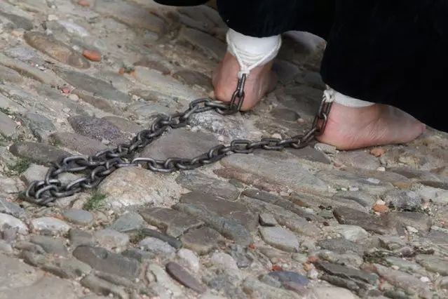 在看守所里被称为待决死刑犯,会加上更重的脚镣械具,行走要手提着才