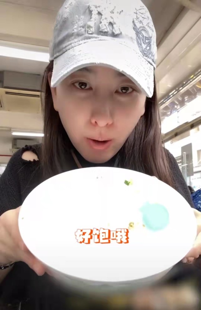 "实际上,这已经不是马苏第一次到路边小摊吃饭了,在此之前她也曾现身