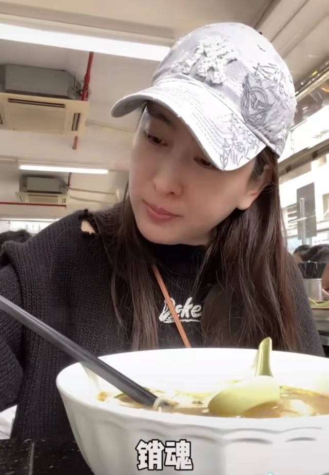 40岁马苏现身路边摊嗦粉,抱起大碗喝光汤底,当众打嗝不顾形象