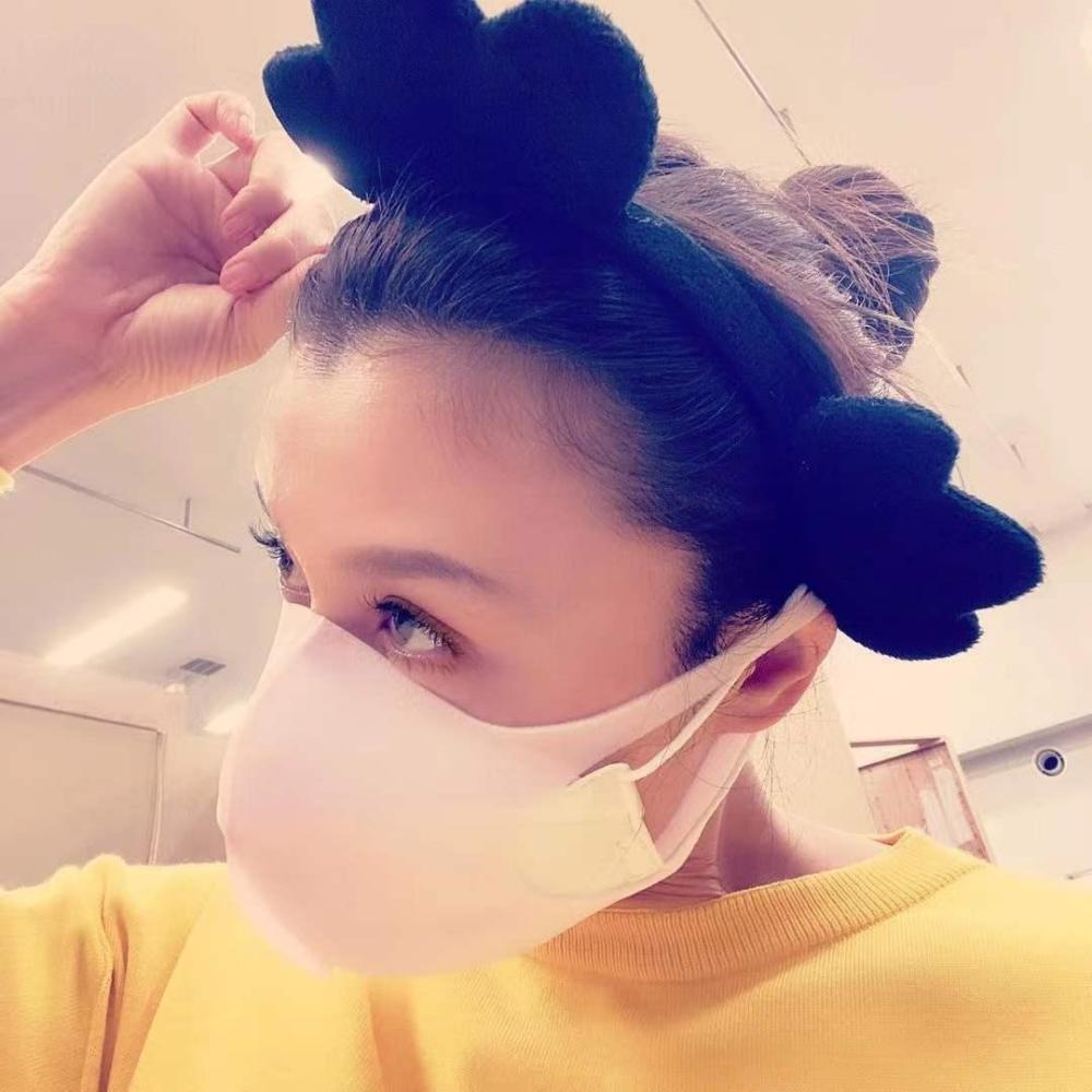 50岁藤原纪香扎丸子头秀完美发际线脖子细长少女托腮真的太萌了