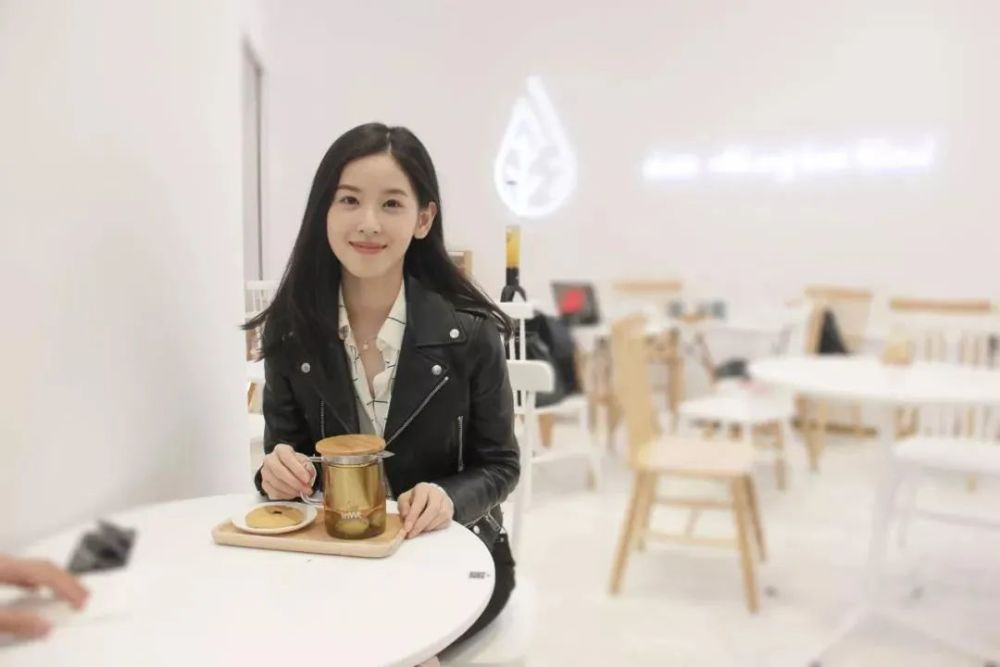 inwe因味茶,即i和we,寓意个体和群体,主张"和而不同",这是缪钦深入