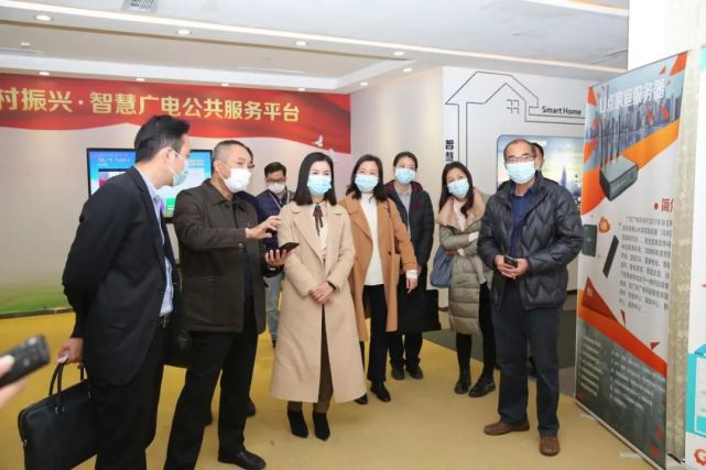 在交通运输部珠江航务管理局和广东广电网络公司,唐莹一行参观了珠江