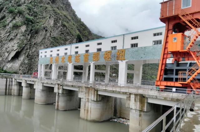 发生事故的这座水电站是四川甘孜州丹巴县章谷镇三岔河关州水电站,其