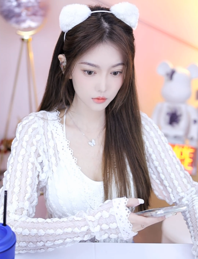 yy微凉死亡角度直播与平时差异太大粉丝吐槽略微显胖