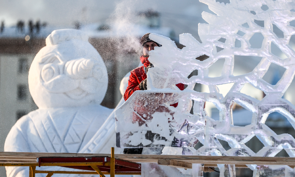 当地时间1月12日,国际冰雪艺术节在俄罗斯莫斯科高尔基公园举行,各类