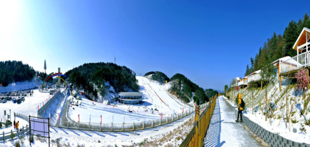 祝贺曾家山滑雪场被评选为川渝滑雪胜地
