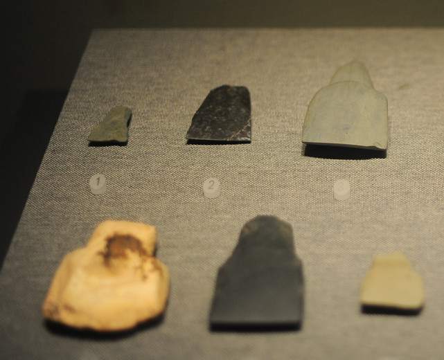 几件新石器时代晚期的石锛,石斧收藏在南汉二陵博物馆的主体陈列展柜
