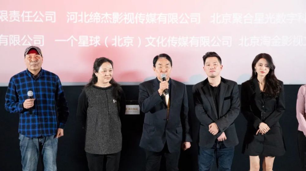 黑人喜剧电影排行榜_贺岁喜剧电影《村里来了个洋媳妇》北京首映,黑人媳妇智斗公婆笑料...
