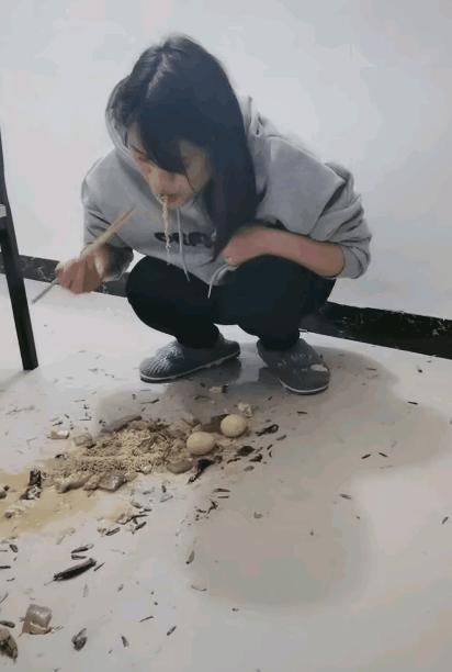 赣州女学生饭盒打翻蹲着把地上饭菜吃掉人没穷过不知别人的难