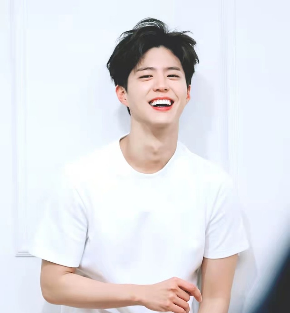 笑起来特别好看的男明星:肖战,王一博,易烊千玺,你最喜欢谁_腾讯新闻