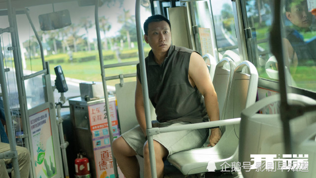 卜宇鑫出演耳机男,在《大江大河》中出演老五.