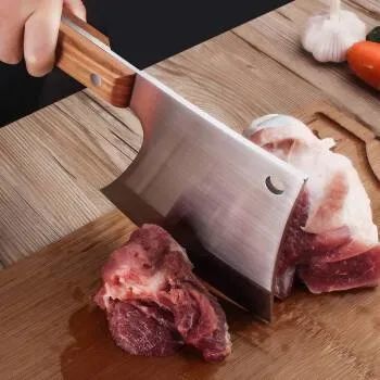 毅然决然拿斧子把自己的两根脚趾头剁了下来!