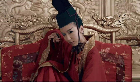 《决战紫禁之巅》的剧本,剧中胡一菲的扮演者娄艺潇拿到了东方不败的