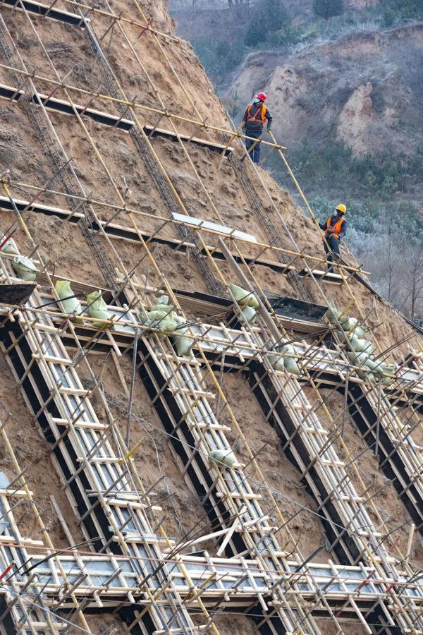 边坡山体溜塌区域进行整治施工对陇海线天水至甘谷区间4处兰州工务