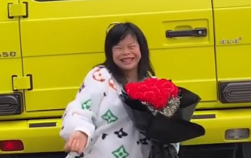 网红琼姐惨遭骗婚?大嘴龅牙乞讨求生,为何能嫁入豪门成百万网红