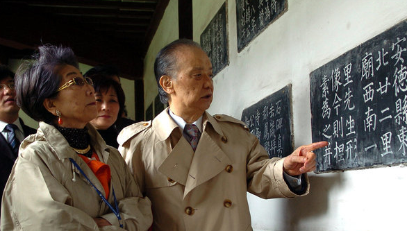 日本前首相海部俊树去世,曾向南京人民致歉,并向纪念碑献花