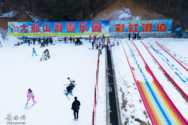 岳西大别山滑雪图片