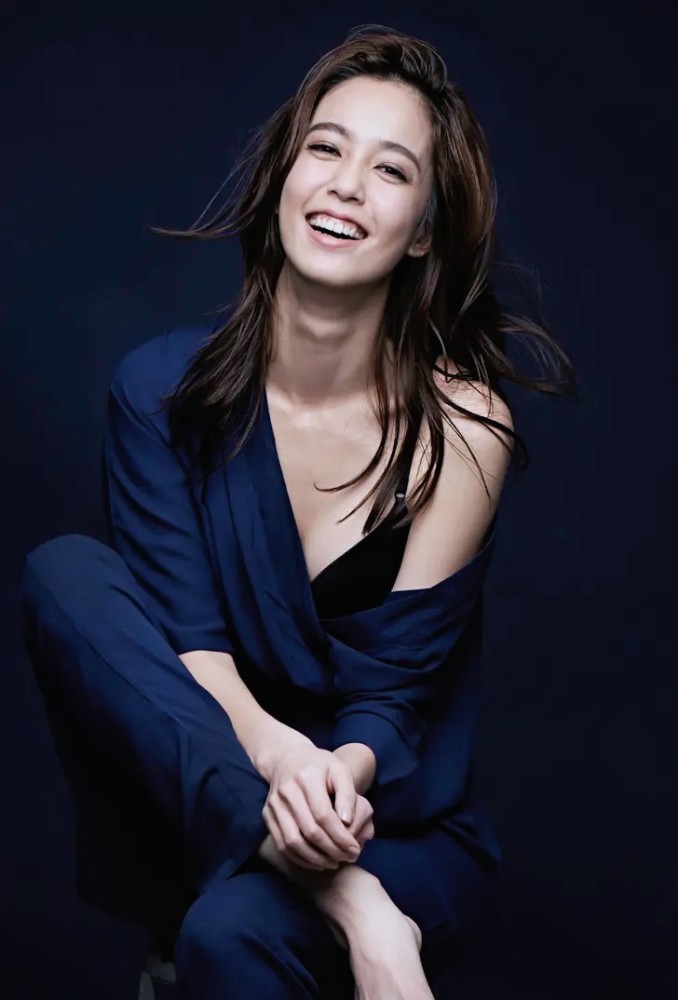 胡宇崴陈庭妮官宣订婚八年恋爱修成正果